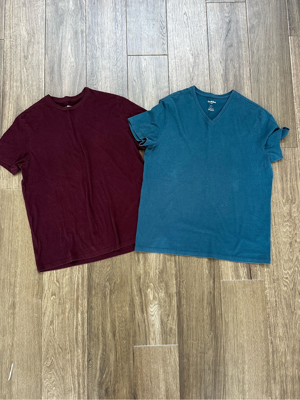 LOT - Men’s Classic Cotton Tees in Large from True Classic, Old Navy, Goodfellow - Picture 5 of 6